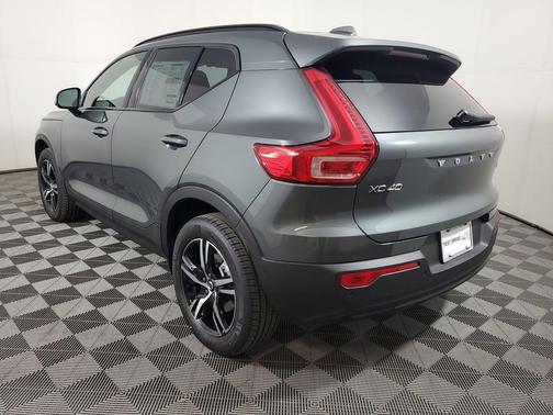2026 Volvo XC40 Core, B5 AWD Gas (mild hybrid), Dark