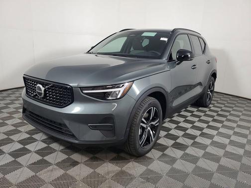 2026 Volvo XC40 Core, B5 AWD Gas (mild hybrid), Dark