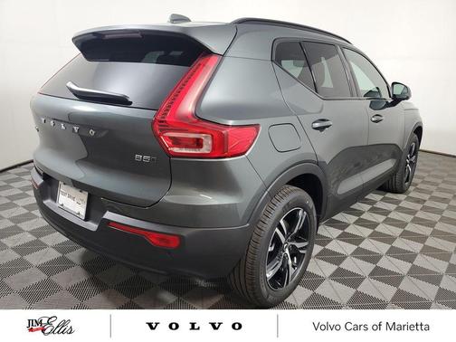 2026 Volvo XC40 Core, B5 AWD Gas (mild hybrid), Dark