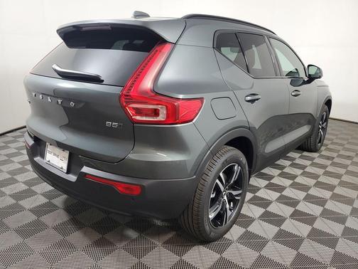 2026 Volvo XC40 Core, B5 AWD Gas (mild hybrid), Dark