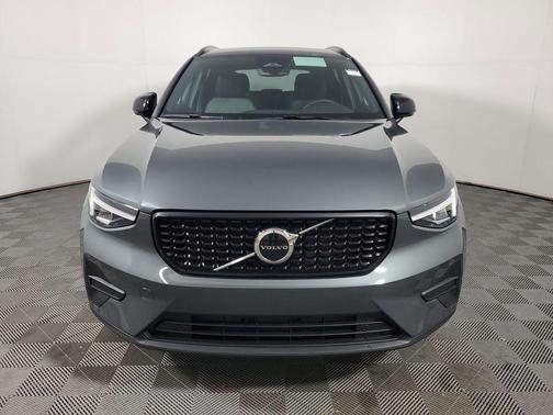 2026 Volvo XC40 Core, B5 AWD Gas (mild hybrid), Dark