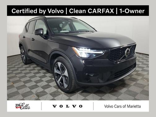 Onyx Black Metallic 2025 Volvo XC40 B5 Plus Dark Theme