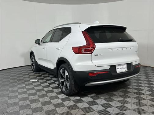 2025 Volvo XC40 B5 Plus Bright Theme