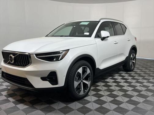 2025 Volvo XC40 B5 Plus Bright Theme