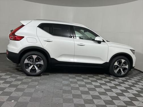 2025 Volvo XC40 B5 Plus Bright Theme