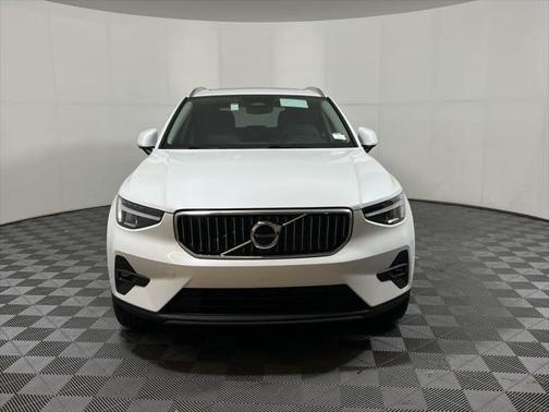 2025 Volvo XC40 B5 Plus Bright Theme