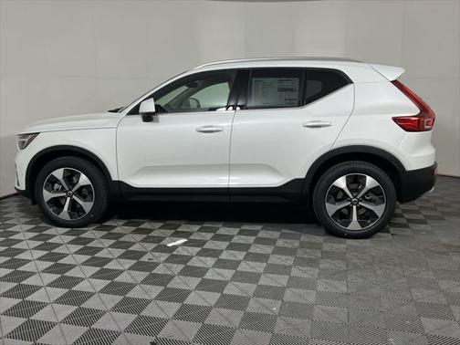 2025 Volvo XC40 B5 Plus Bright Theme