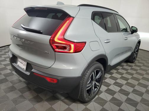 2026 Volvo XC40 Core, B4 FWD Gas (mild hybrid), Dark