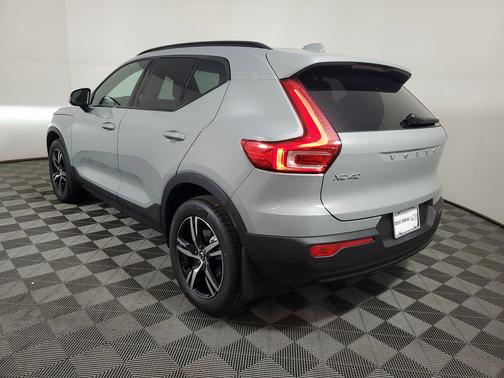 2026 Volvo XC40 Core, B4 FWD Gas (mild hybrid), Dark
