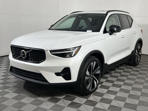 2026 Volvo XC40 Plus, B4 FWD Gas (mild hybrid), Dark