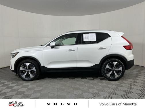2025 Volvo XC40 B5 Core Bright Theme