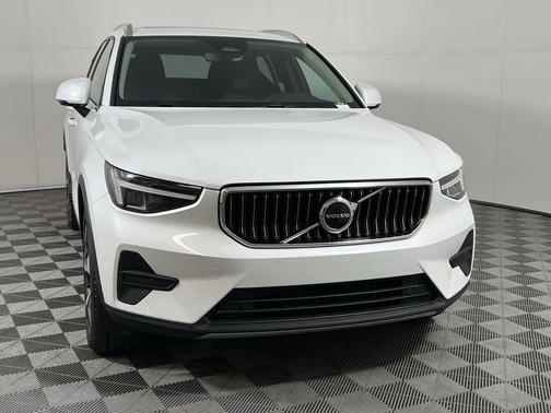 2025 Volvo XC40 B5 Core Bright Theme