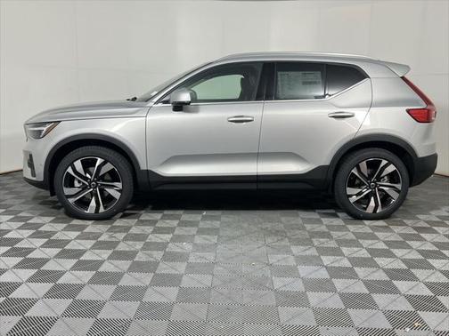 2025 Volvo XC40 B5 Ultra Bright Theme