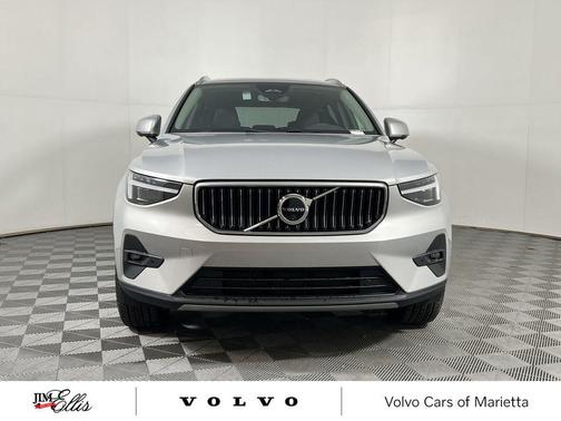 2025 Volvo XC40 B5 Ultra Bright Theme