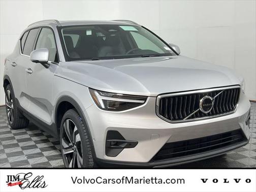 2025 Volvo XC40 B5 Ultra Bright Theme