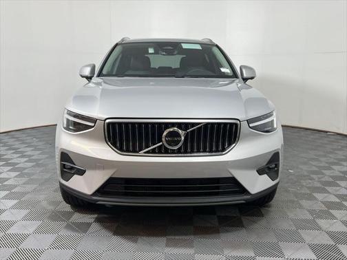 2025 Volvo XC40 B5 Ultra Bright Theme