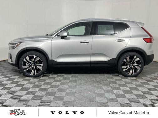 2025 Volvo XC40 B5 Ultra Bright Theme