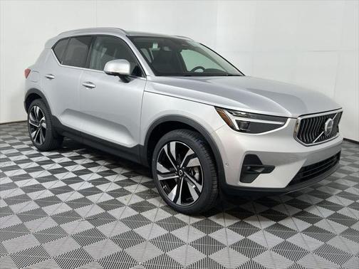 2025 Volvo XC40 B5 Ultra Bright Theme