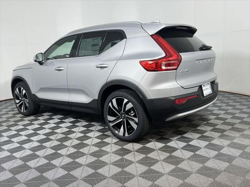 2025 Volvo XC40 B5 Ultra Bright Theme