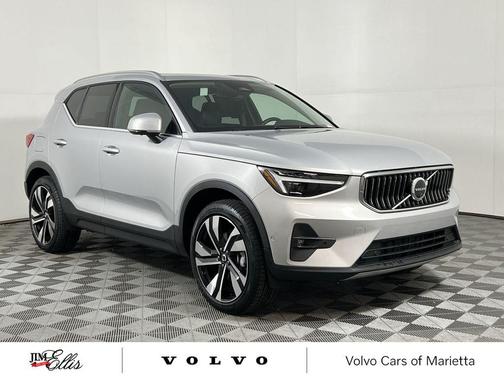 2025 Volvo XC40 B5 Ultra Bright Theme