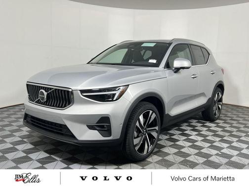2025 Volvo XC40 B5 Ultra Bright Theme