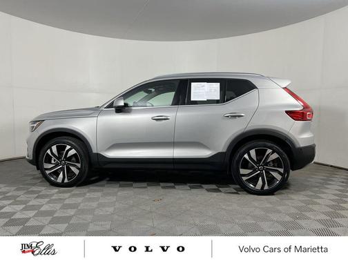 2025 Volvo XC40 B5 Ultra Bright Theme