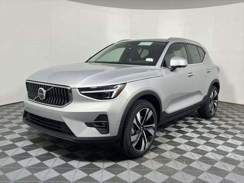 2025 Volvo XC40 B5 Ultra Bright Theme