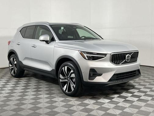 2025 Volvo XC40 B5 Ultra Bright Theme