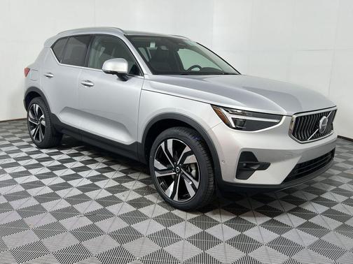 2025 Volvo XC40 B5 Ultra Bright Theme