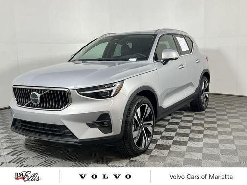 2025 Volvo XC40 B5 Ultra Bright Theme