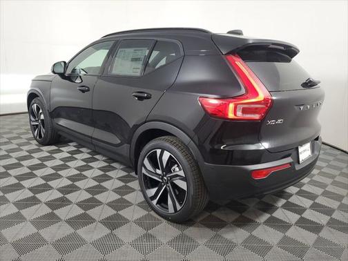 2025 Volvo XC40 B5 Ultra Dark Theme