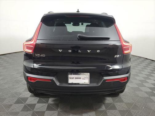 2025 Volvo XC40 B5 Ultra Dark Theme