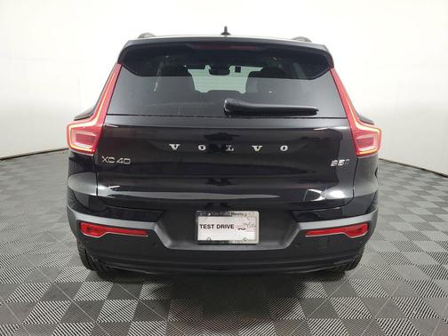 2025 Volvo XC40 B5 Ultra Dark Theme