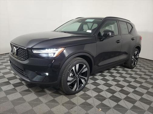 2025 Volvo XC40 B5 Ultra Dark Theme