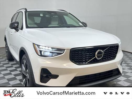 2025 Volvo XC40 B5 Plus Dark Theme