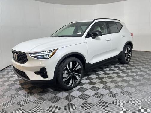 2025 Volvo XC40 B5 Plus Dark Theme