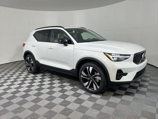 2025 Volvo XC40 B5 Plus Dark Theme