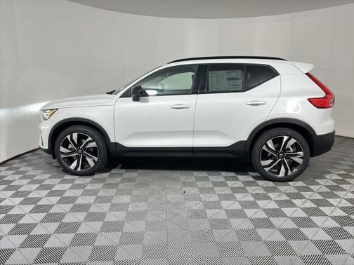 2025 Volvo XC40 B5 Plus Dark Theme