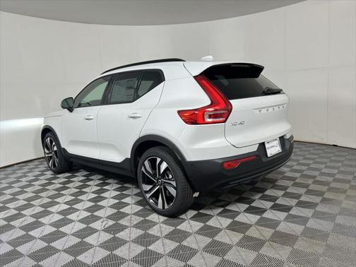 2025 Volvo XC40 B5 Plus Dark Theme