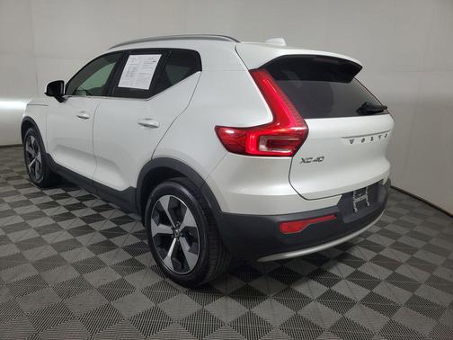 2025 Volvo XC40 B5 Core Bright Theme
