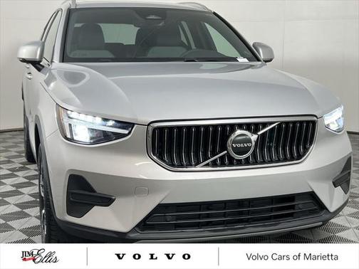2025 Volvo XC40 B5 Core Bright Theme