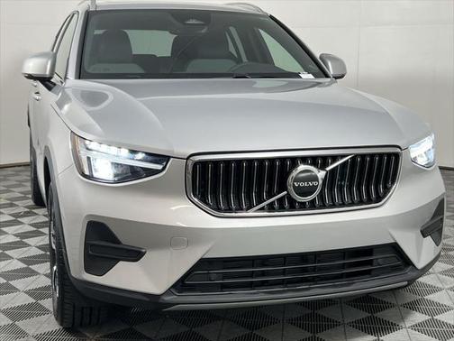 2025 Volvo XC40 B5 Core Bright Theme