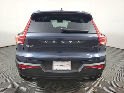 2026 Volvo XC40 Core, B5 AWD Gas (mild hybrid), Dark