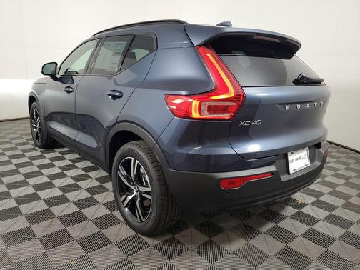 2026 Volvo XC40 Core, B5 AWD Gas (mild hybrid), Dark