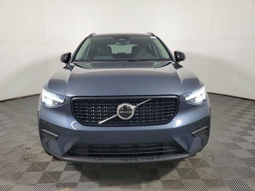 2026 Volvo XC40 Core, B5 AWD Gas (mild hybrid), Dark