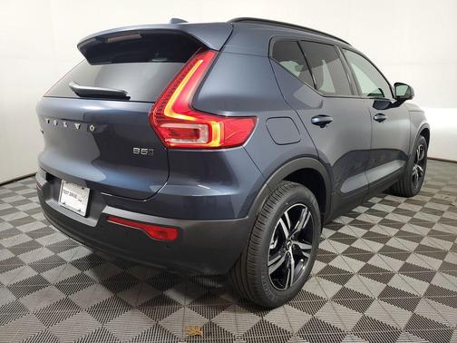 2026 Volvo XC40 Core, B5 AWD Gas (mild hybrid), Dark