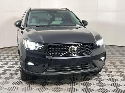 2024 Volvo XC40 B5 Ultimate Dark Theme