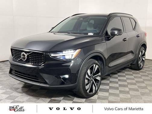 2024 Volvo XC40 B5 Ultimate Dark Theme