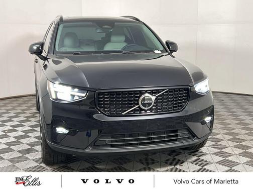 2024 Volvo XC40 B5 Ultimate Dark Theme