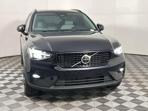 2024 Volvo XC40 B5 Ultimate Dark Theme